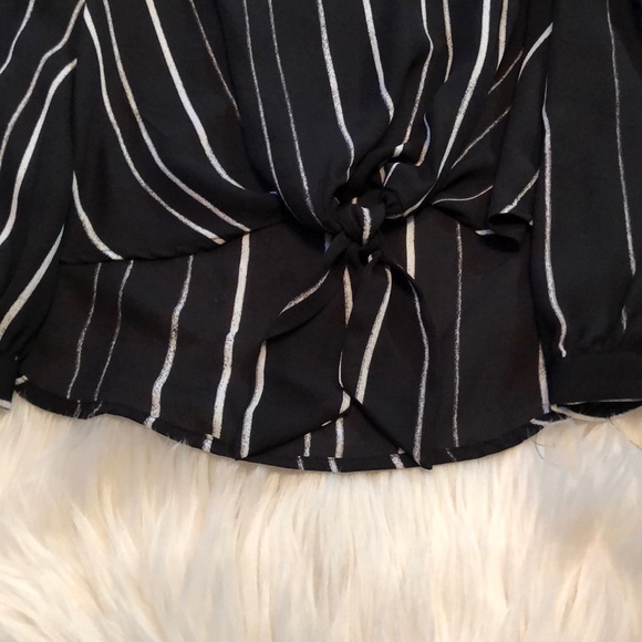 Women’s Apt. 9 Keyhole top ( black/pinstripe) - Picture 4 of 8